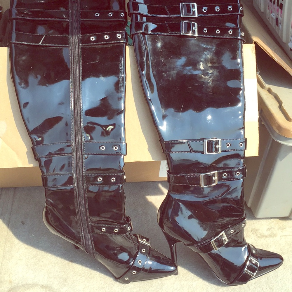 Lovers lane knee-high patten leather boots Black